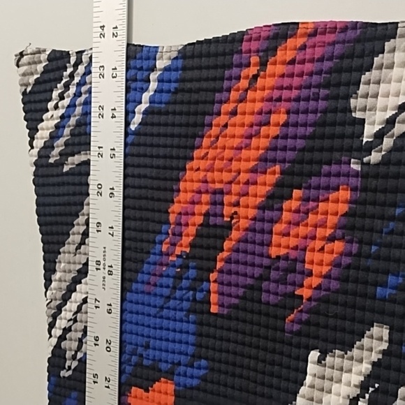 Y2K Colorful Abstract Bubble Waffle Stretchy Textured Shell Tank Top - Picture 4 of 9